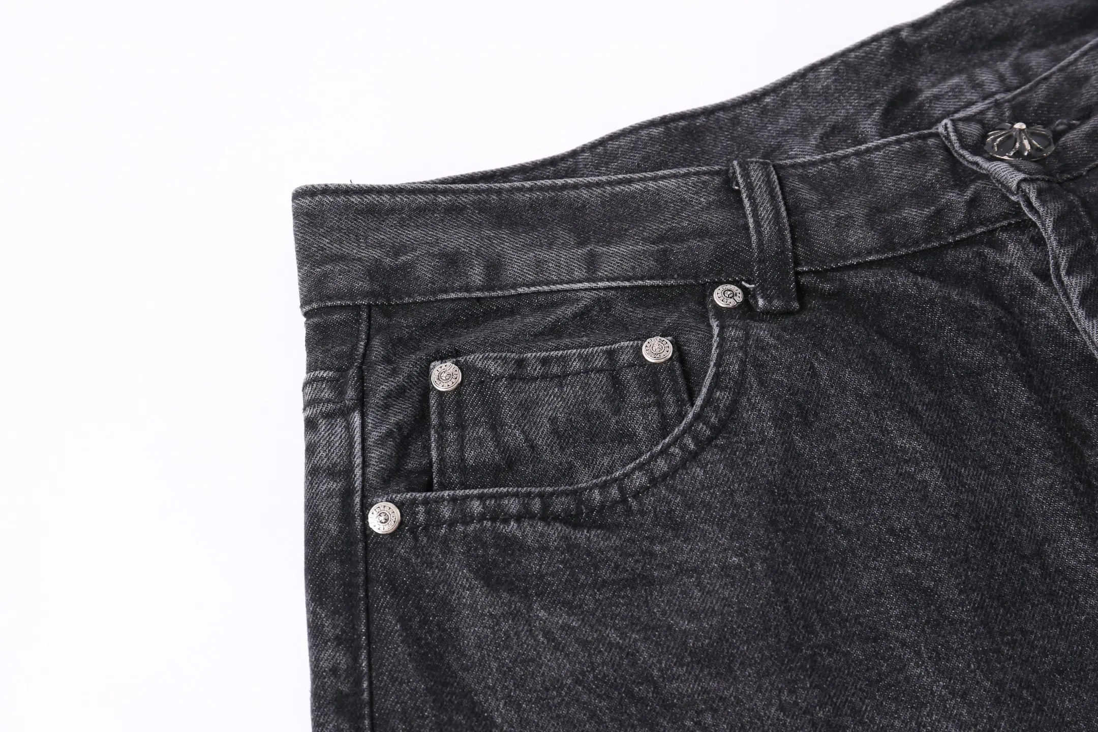 P260 Style number: H75 Croxin & 𝐂𝐡𝐫𝐨𝐦𝐞 𝐇𝐞𝐚𝐫𝐭 ss25 black leather Sanskrit fine jeans. Styles with different wash textures are very friendly to people with thin legs. The slightly flared version perfectly modifies the leg shape. The timeless and moderate length makes it easy to match and match. It is the basis for various styles and is a must-have in your wardrobe! The fabric is stiff but also makes the upper body soft without losing texture. The washing process is even more perfect. It is a must-have item for everyone! ! ! Washed wheat, hang tag, pants label, three labels complete Color: black Size: 28-30-32-34-36